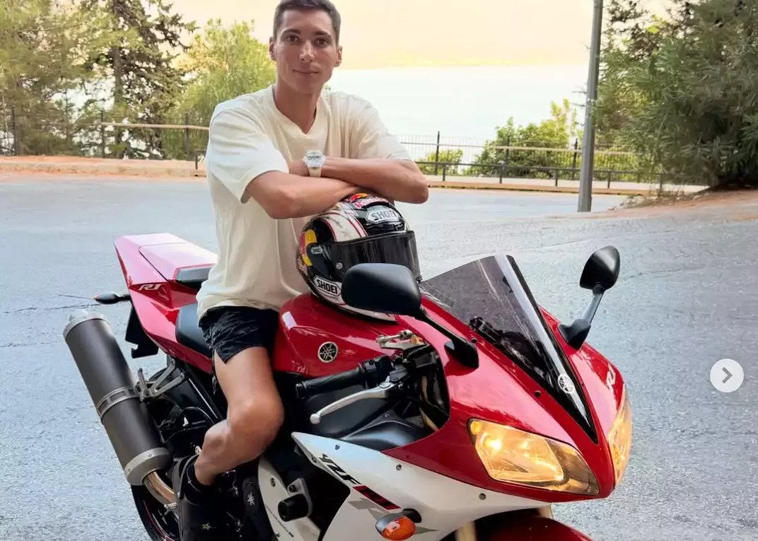 Toprak Razgatlıoğlu,&nbsp;babası Arif Razgatlıoğlu’nun kullandığı Yamaha R1 ile