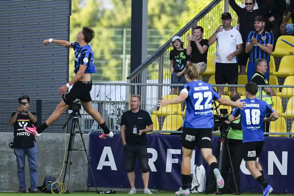 Inter Turku oyuncuları attıkların golün ardından sevinç yaşadı