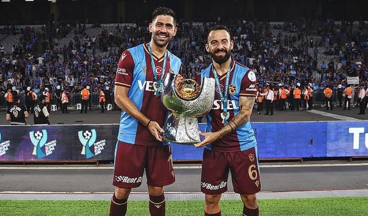 Trabzonspor'un eski futbolcusu Manolis Siopis, Türkiye'ye döndü! 2+1 yıllık sözleşme imzaladı