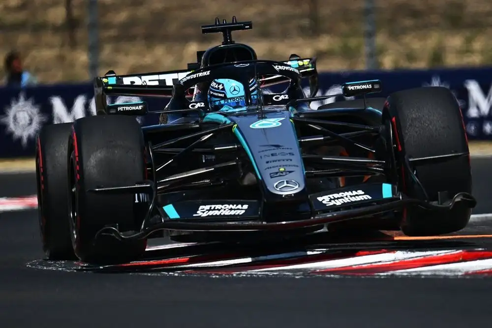 Mercedes pilotu George Russell