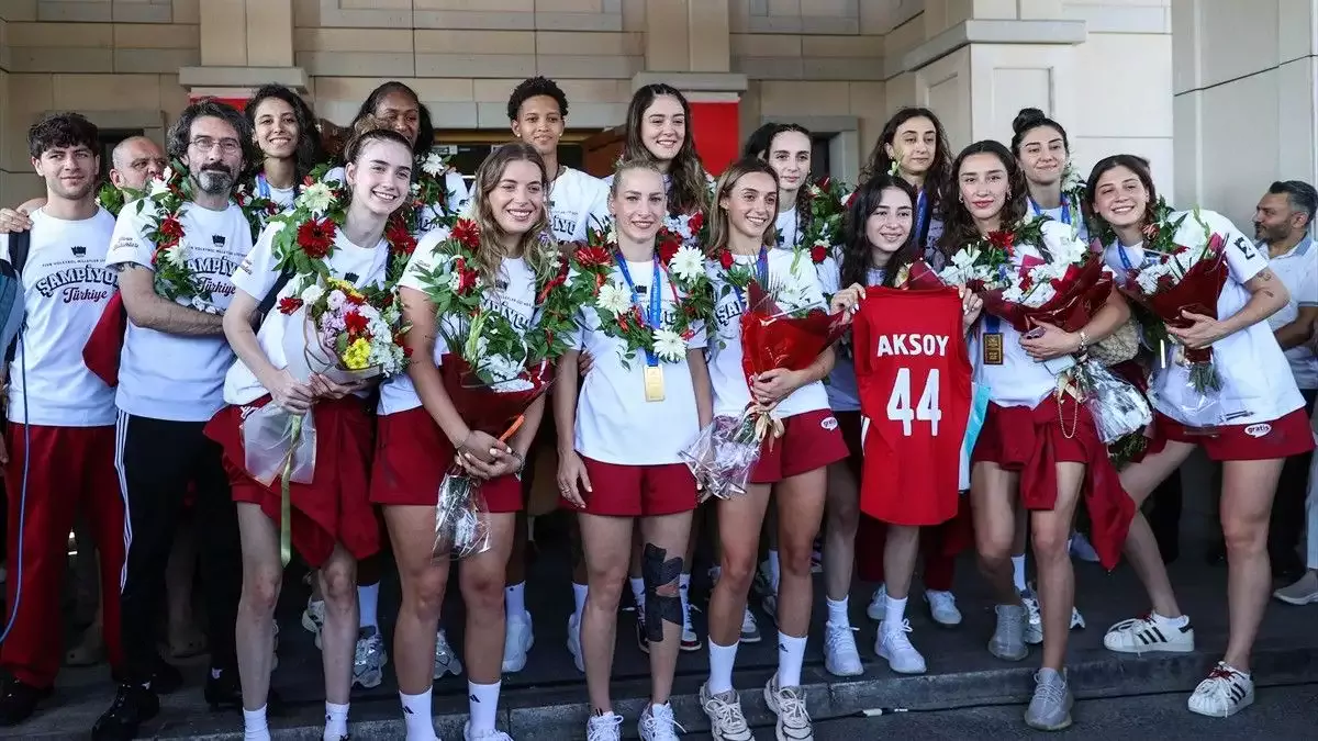 2026 FIVB Milletler Ligi Şampiyonu Filenin Sultanları yurda döndü