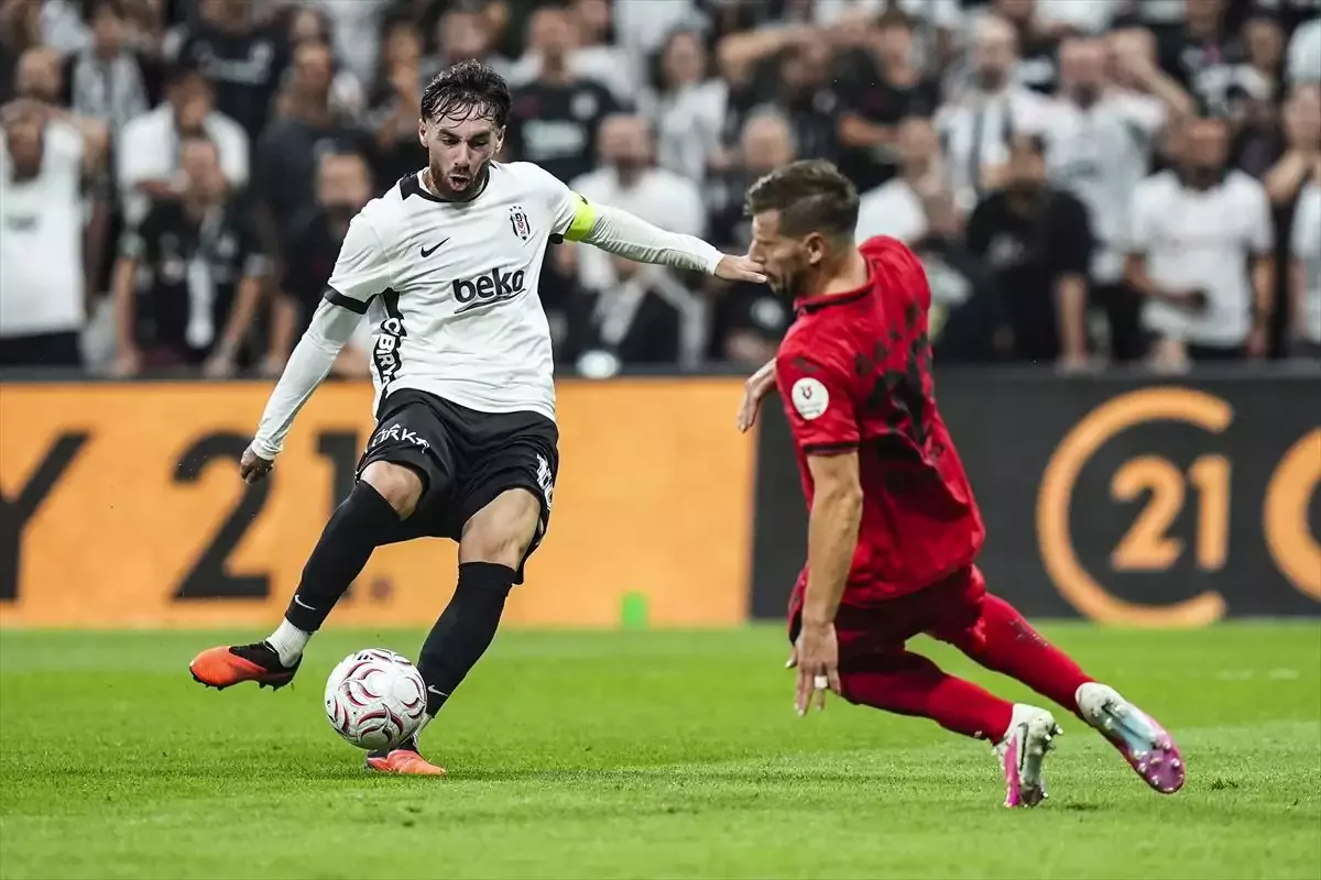Orkun Kökçü ile Arca Çorum FK oyuncusu Ylber Ramadani