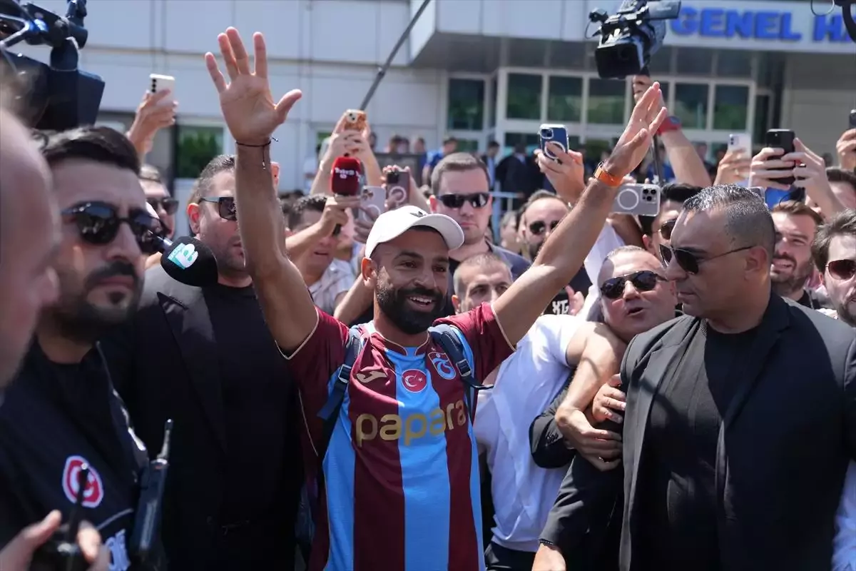 Trabzonspor'un yeni transferi Mohamed Salah İstanbul'da! Taraftara üçlü çektirdi