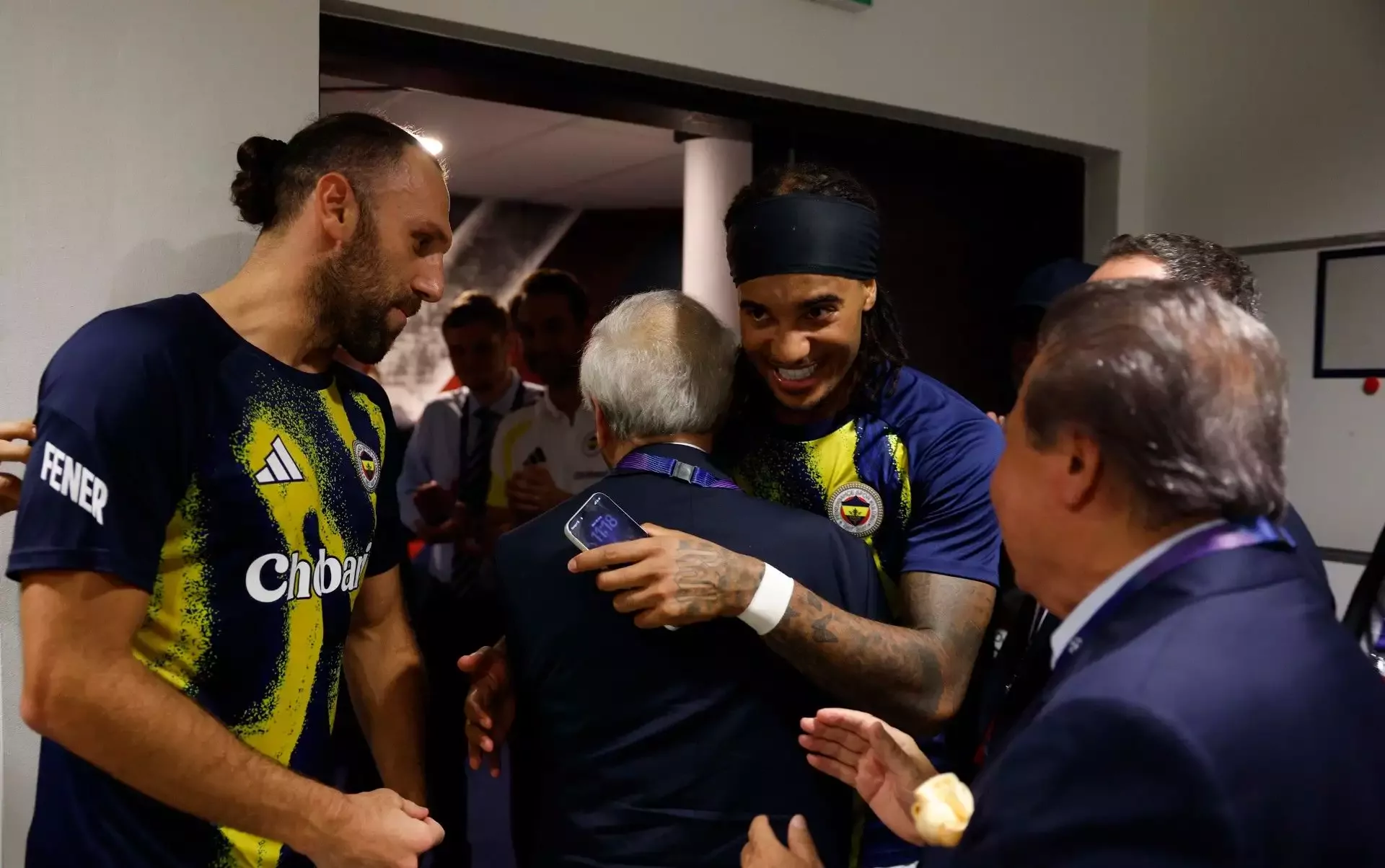 Fenerbahçe Başkanı Aziz Yıldırım, Lyon zaferinin ardından soyunma odasına inerek takımı tebrik etti