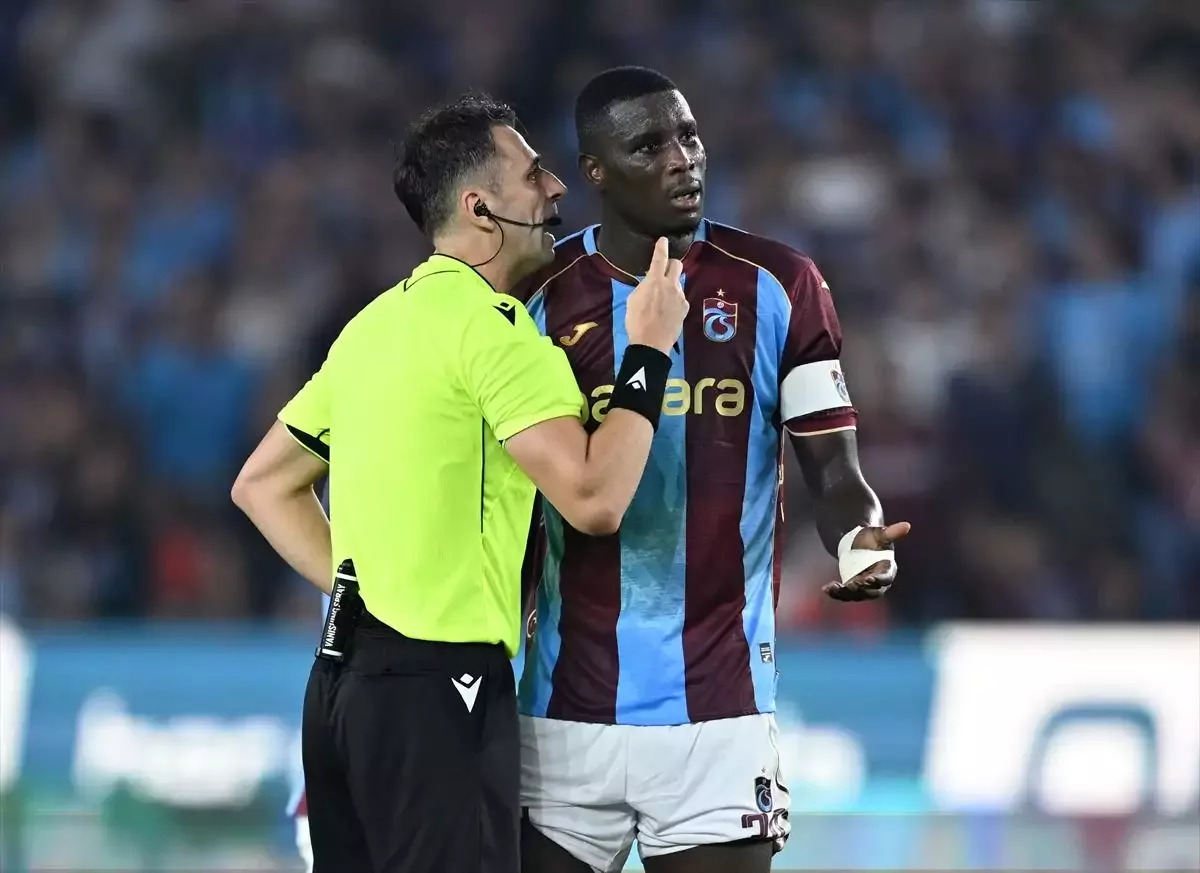 Maçın hakemi Igor Pajac ve Trabzonsporlu Onuachu