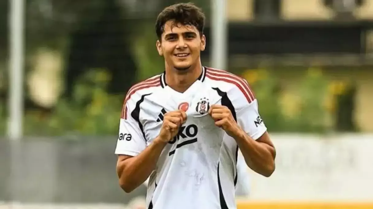Beşiktaş'ın 19 yaşındaki futbolcusu Mustafa Hekimoğlu'na yurt dışından teklif geldi