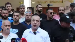 Adana Demirspor taraftarı bariyeri yıkıp belediyeye girmeye çalıştı