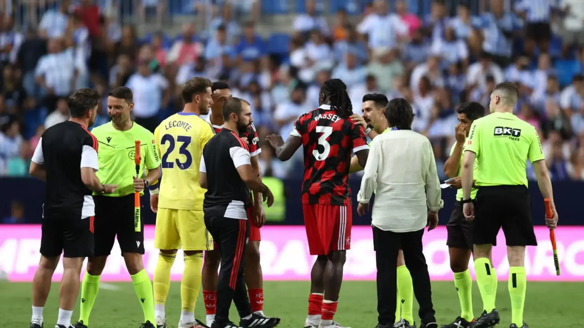 Fulham uçak için sahadan çekildi, Malaga boş kaleye penaltıyla kupayı aldı