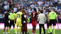 Fulham uçak için sahadan çekildi, Malaga boş kaleye penaltıyla kupayı aldı