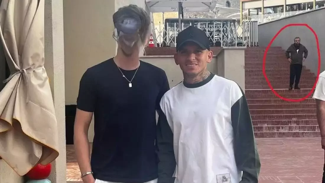 Saldırganın, Lucas Torreira'nın bir hayranıyla fotoğraf çektirdiği sırada kadraja girdiği an.