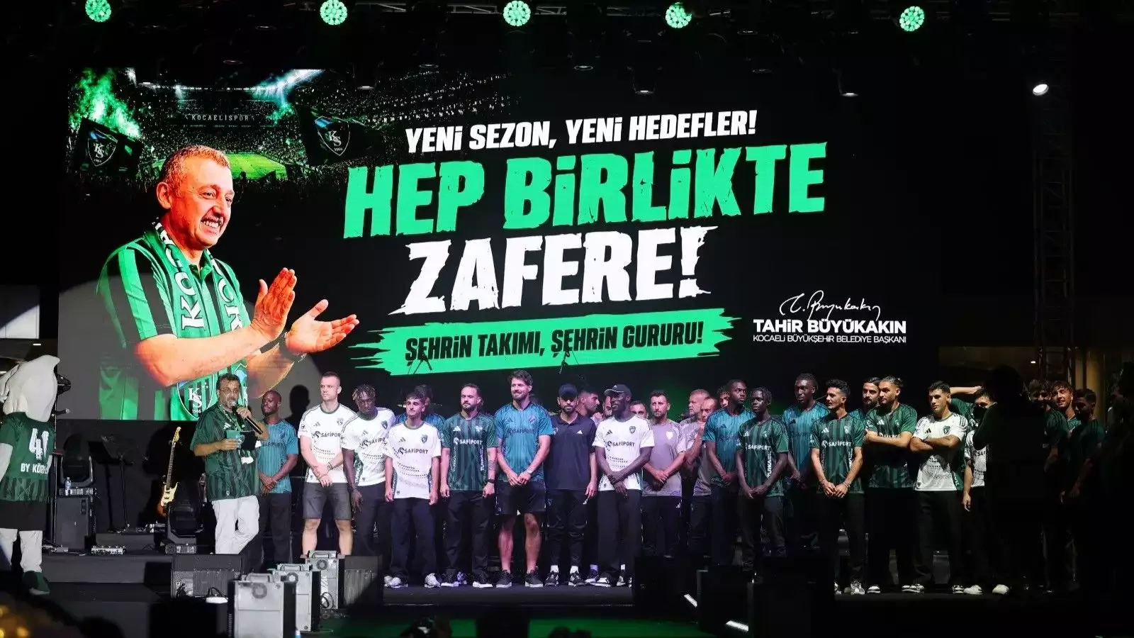 Kocaelispor'dan binlerce taraftarla gövde gösterisi! Yeni transfer tanıtıldı