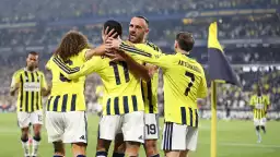 Video | Fenerbahçeli oyuncuları uyutmamak için dev gösteri!