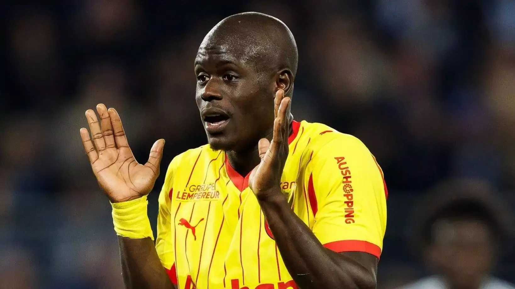 Fenerbahçe ile anılan Malang Sarr'a saldırı! Tokatlandı