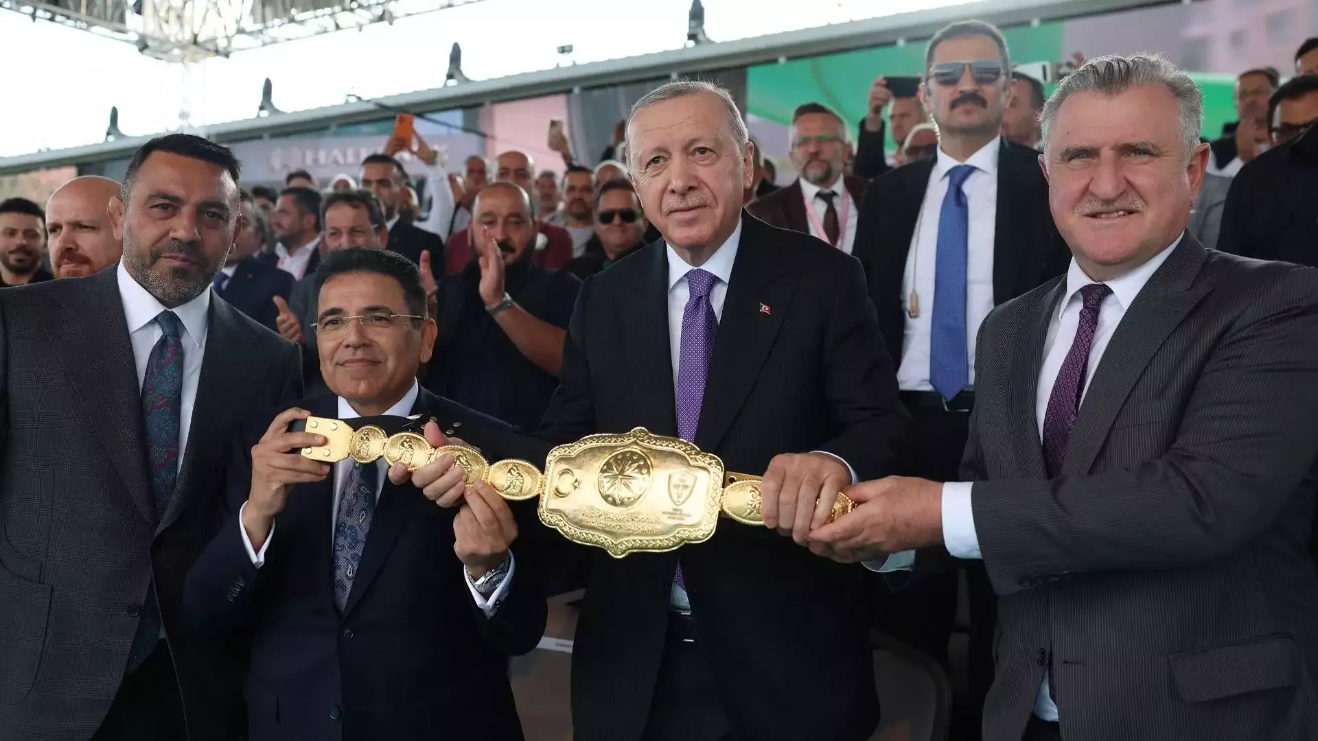 Cumhurbaşkanı Erdoğan, Yağlı Güreş Cumhurbaşkanlığı Kupası'nı takip etti