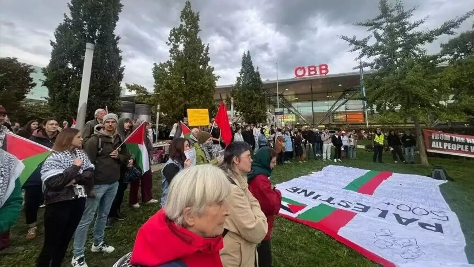 Avusturya-İsrail maçında tribünde “Soykırımı durdurun” pankartı açıldı