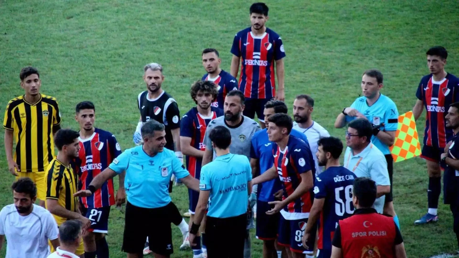 TFF 3. Lig'de Düzcespor - Beykoz Anadolu maçı tatil edildi!
