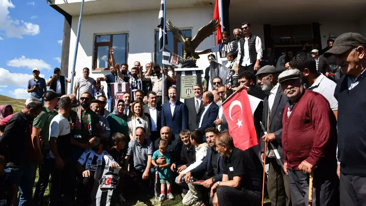 Serdal Adalı, Beşiktaş Köyü'nde yapılan kartal heykelinin açılış törenine katıldı!