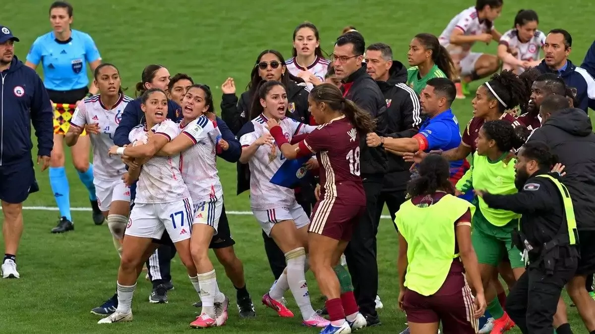 Kadın futbolunda şaşkına çeviren final! Maç bitti, kavga başladı