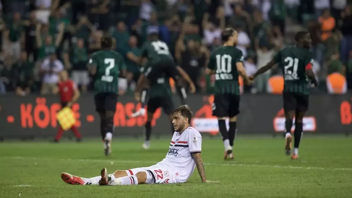 Kocaelisporlu futbolcuların gol sevinci