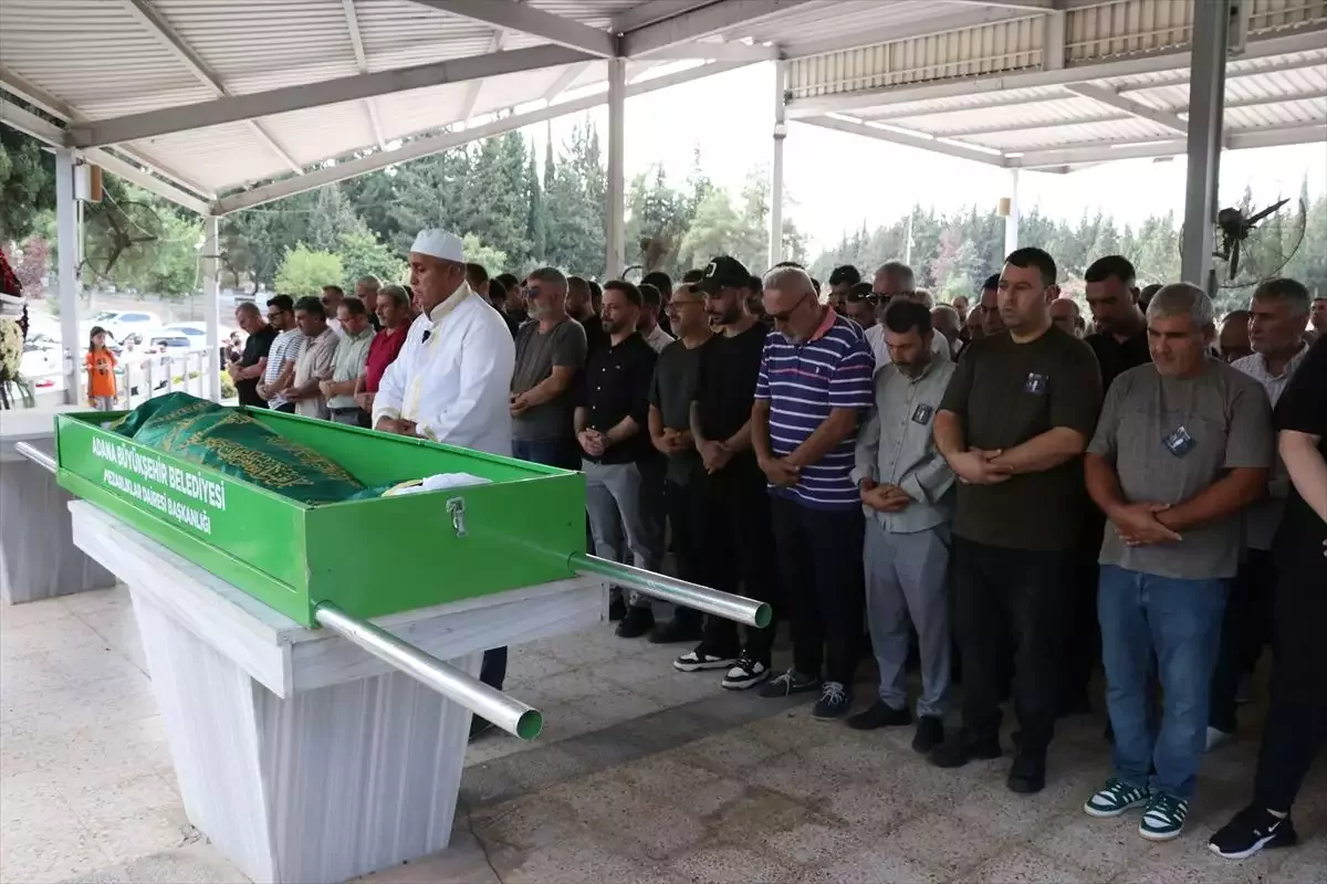 25 yaşında hayatını kaybeden Bandırmasporlu futbolcu Tolga Kalender'in cenazesi Adana'da defnedildi