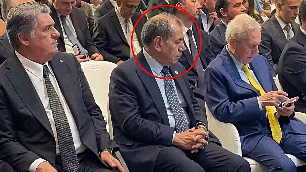 Dursun Özbek'in Aziz Yıldırım'ın telefonuna bakışı dikkat çekti! Herkes aynı yorumu yapıyor