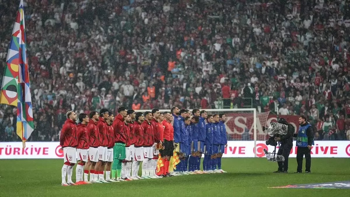 İtalya sahada, öfke tribünde! Bursa'da Montella ve TFF protestosu
