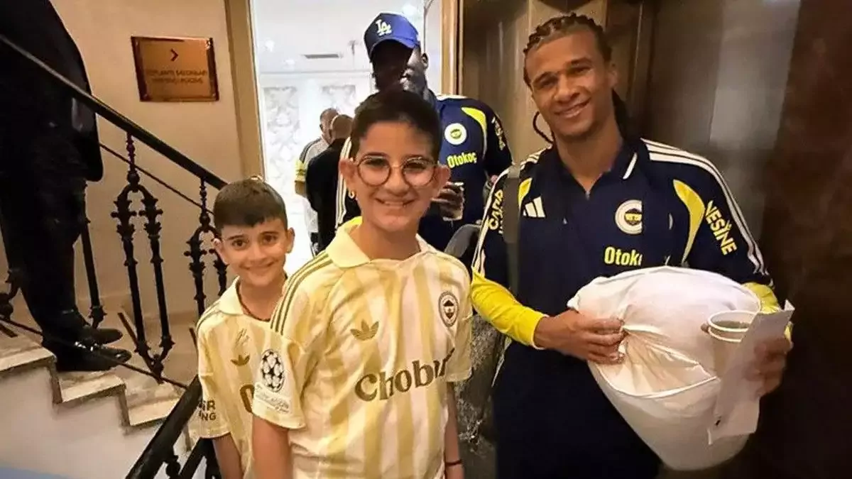 Nathan Ake'nin elindeki yastığın hikayesi ortaya çıktı