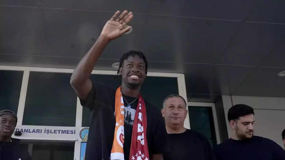 El Chadaille Bitshiabu, Galatasaray tarihindeki 12. Fransız futbolcu oldu