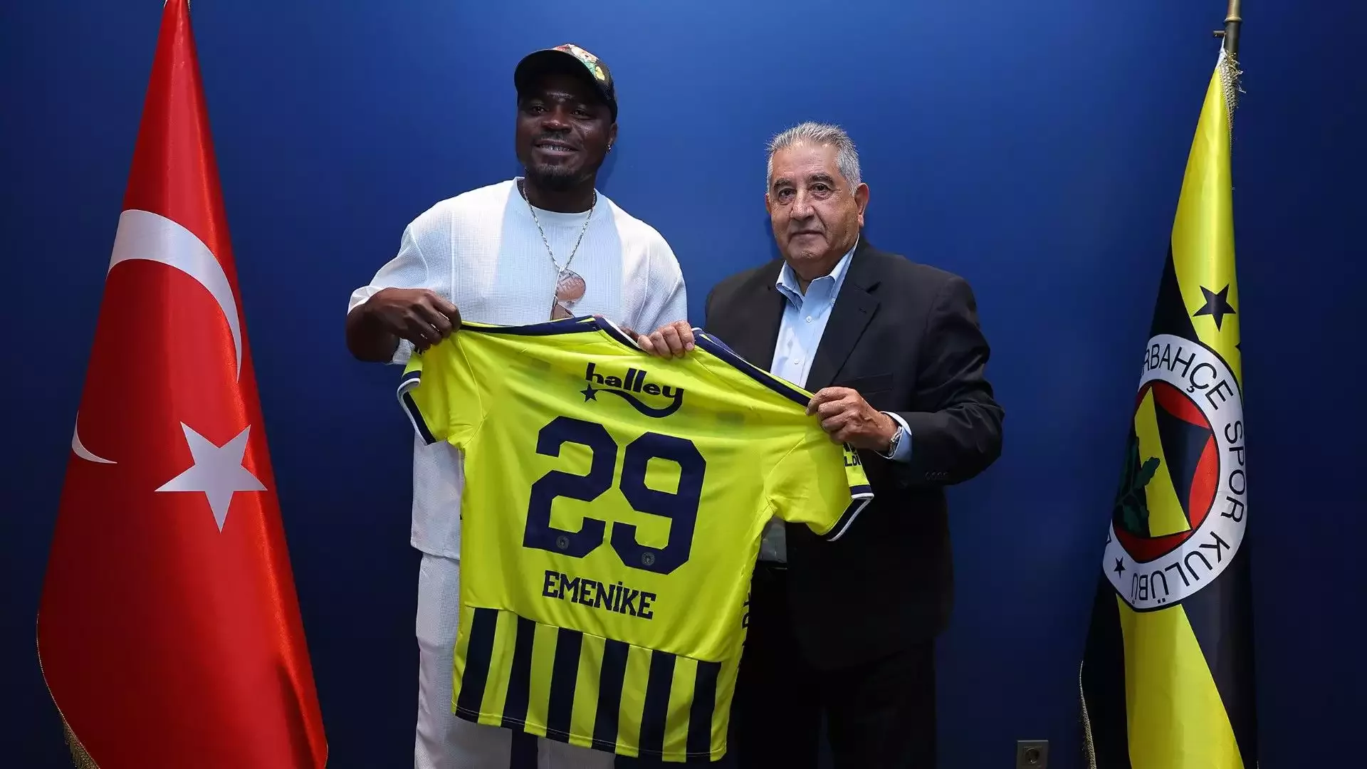 Emenike Fenerbahçe'yi ziyaret etti