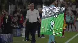 VİDEO | Fenerbahçe Teknik Direktörü İsmail Kartal'a su şişesi atıldığı an