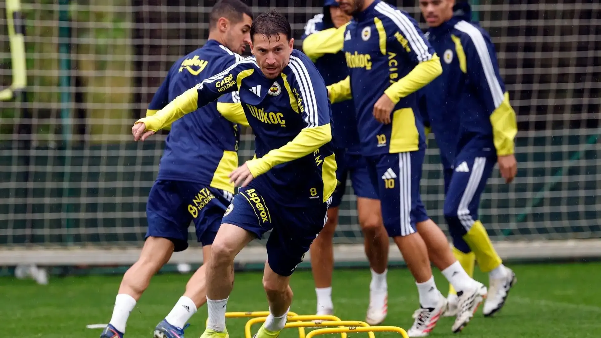 Fenerbahçe, çalışmalarını çift antrenmanla sürdürdü