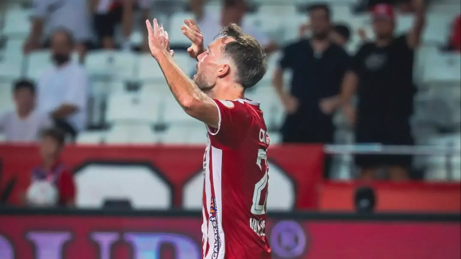 Vanspor'u 3 golle geçen Antalyaspor, üst sıralara tırmanışını sürdürüyor!