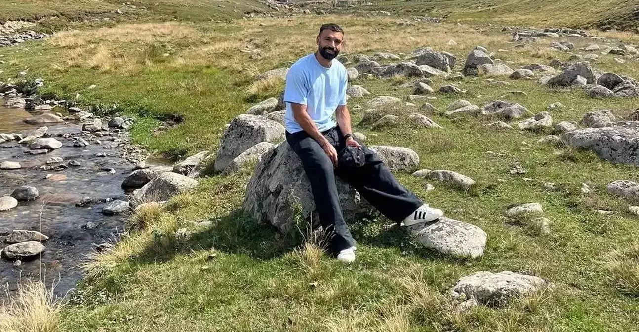 Trabzonspor'un yıldızı Mohamed Salah’ın yaylada üstüne oturarak fotoğraf çektirdiği kayaya ziyaretçi akını başladı!