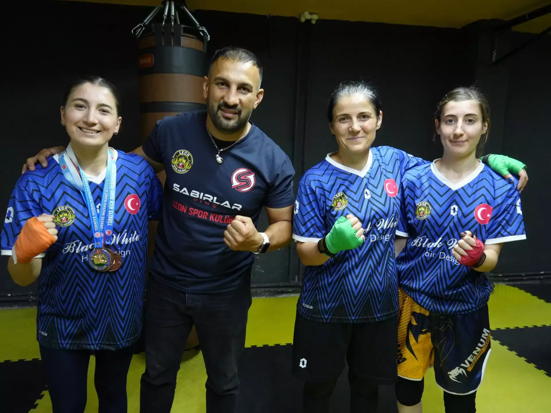 Anne ve iki kızı aynı ringde şampiyonluk için çalışıyor