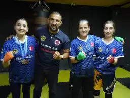 Anne ve iki kızı aynı ringde şampiyonluk için çalışıyor