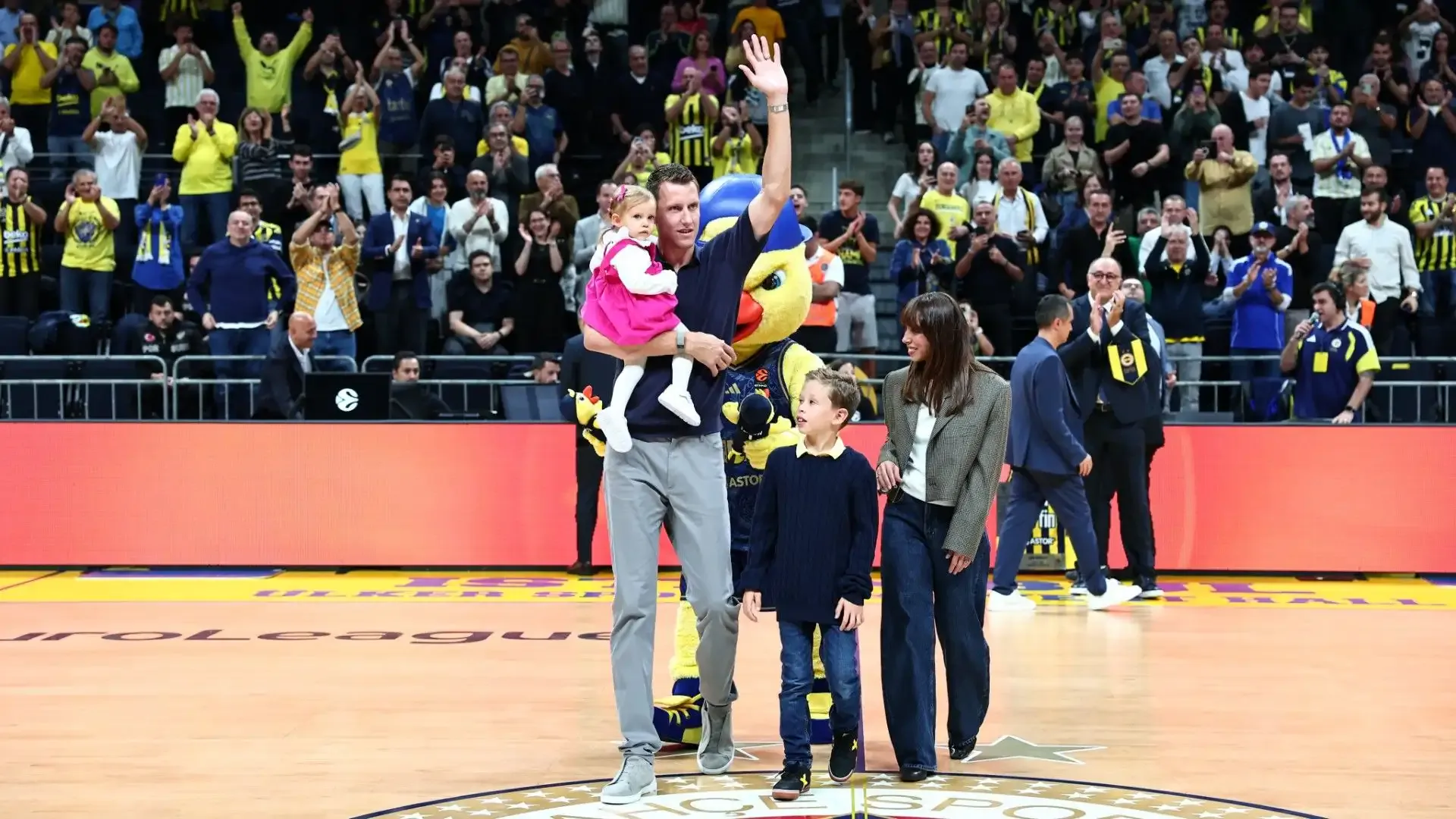 Fenerbahçe, eski basketbolcusu Jan Vesely için veda töreni düzenledi