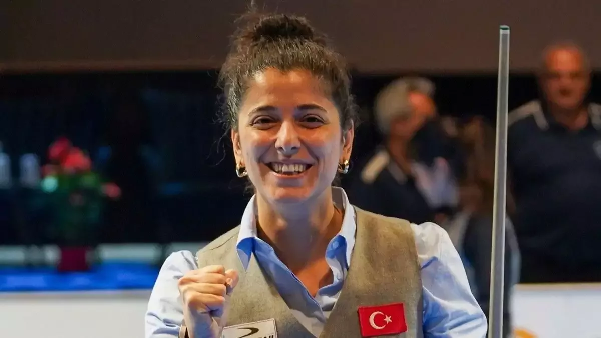 Milli bilardocu Güzin Müjde Karakaşlı, dünya şampiyonu