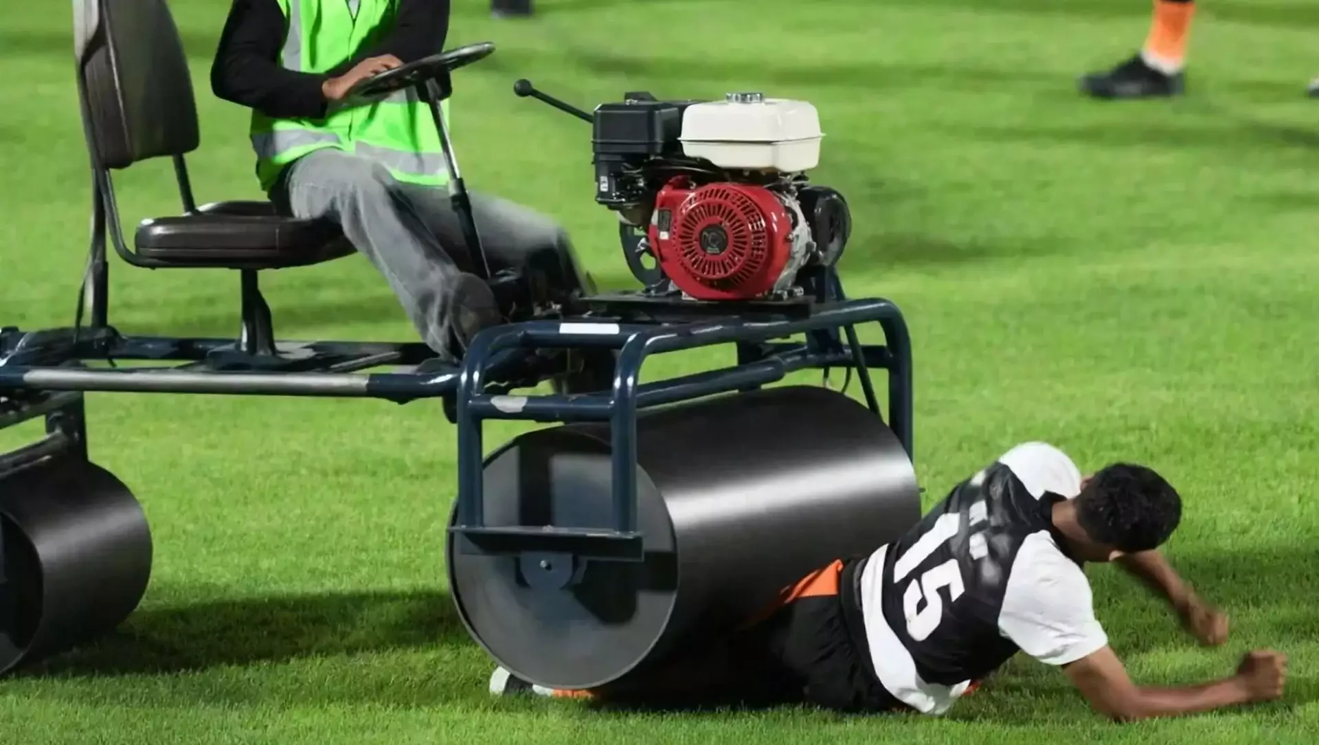 Süper Lig'in eski futbolcusu ısınırken silindir tarafından ezildi