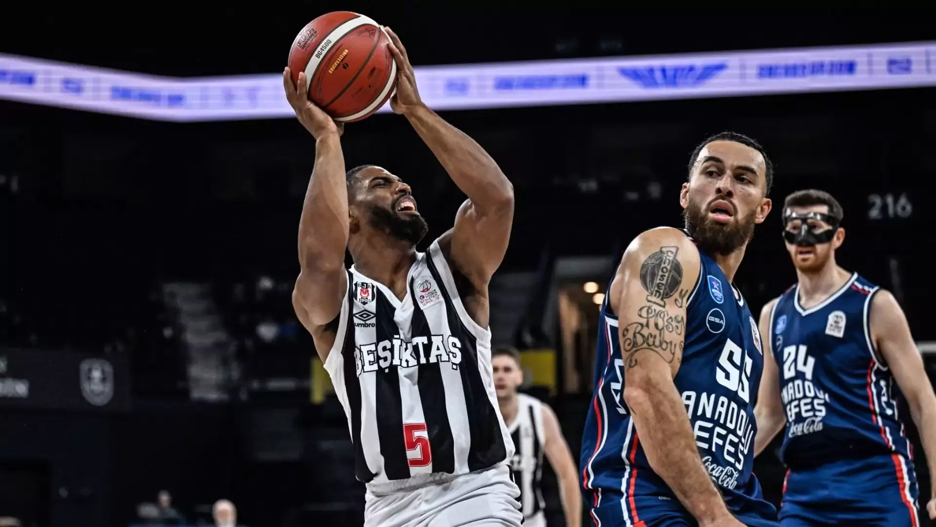 Potadaki derbide Efes Beşiktaş'ı farklı geçti!