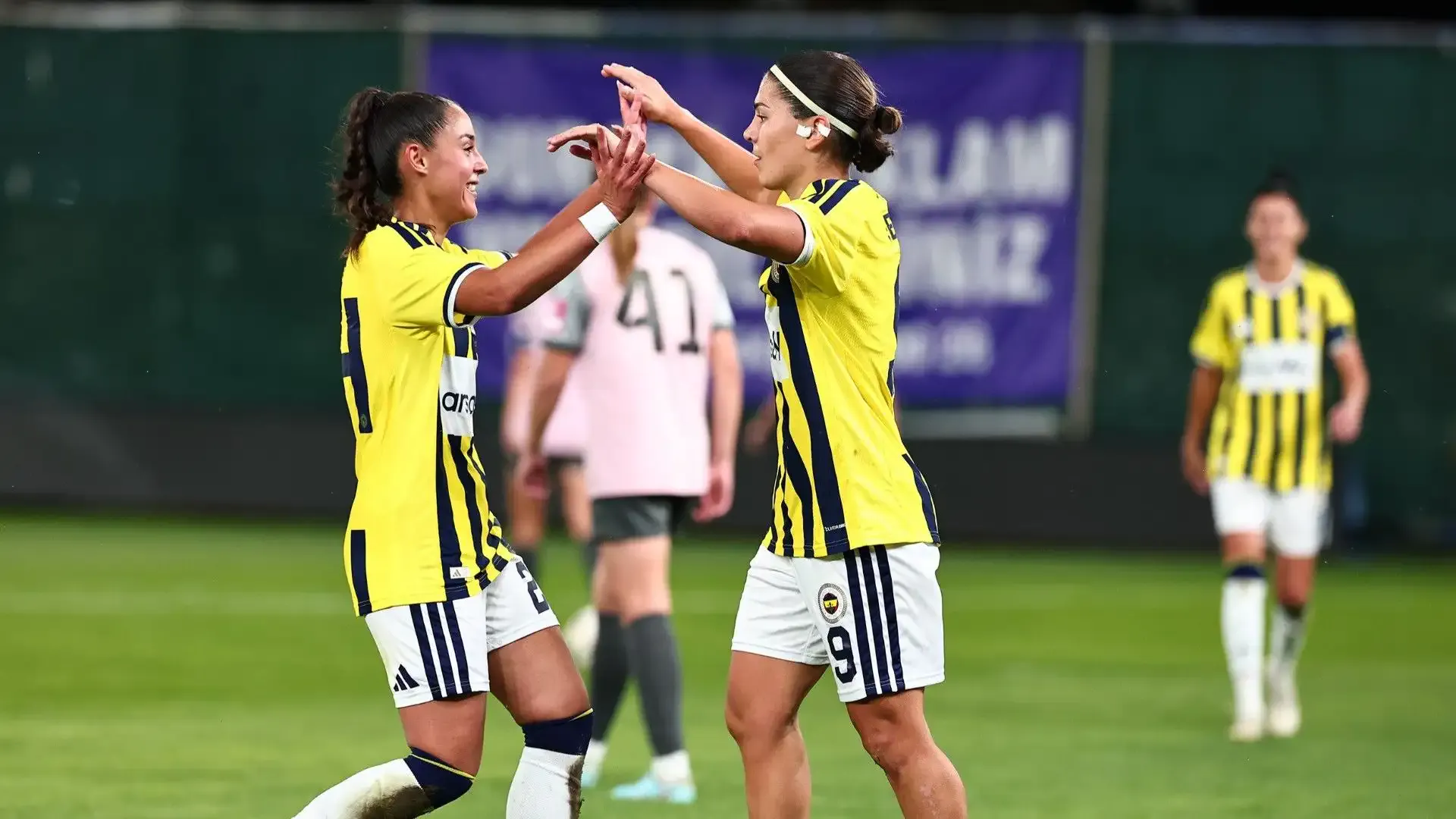 Fenerbahçe, Avrupa'da son 16'ya kaldı