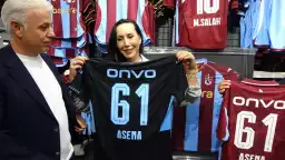 Sanatçı Asena Trabzon'a geldi sözünü tuttu: 61 forma aldı, hedefini açıkladı