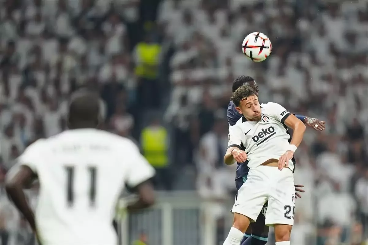 Beşiktaş oyuncusu İlhan Fakılı (önde) ile Olimpik Marsilya oyuncusu Timothy Weah (arkada) mücadele etti.
