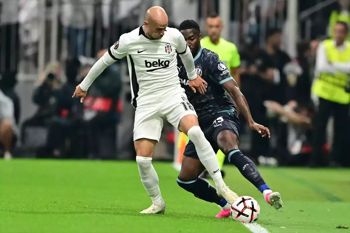 Bir pozisyonda Beşiktaş oyuncusu Vaclav Cerny (solda) ile Olimpik Marsilya oyuncusu Ulisses Garcia (sağda) mücadele etti.