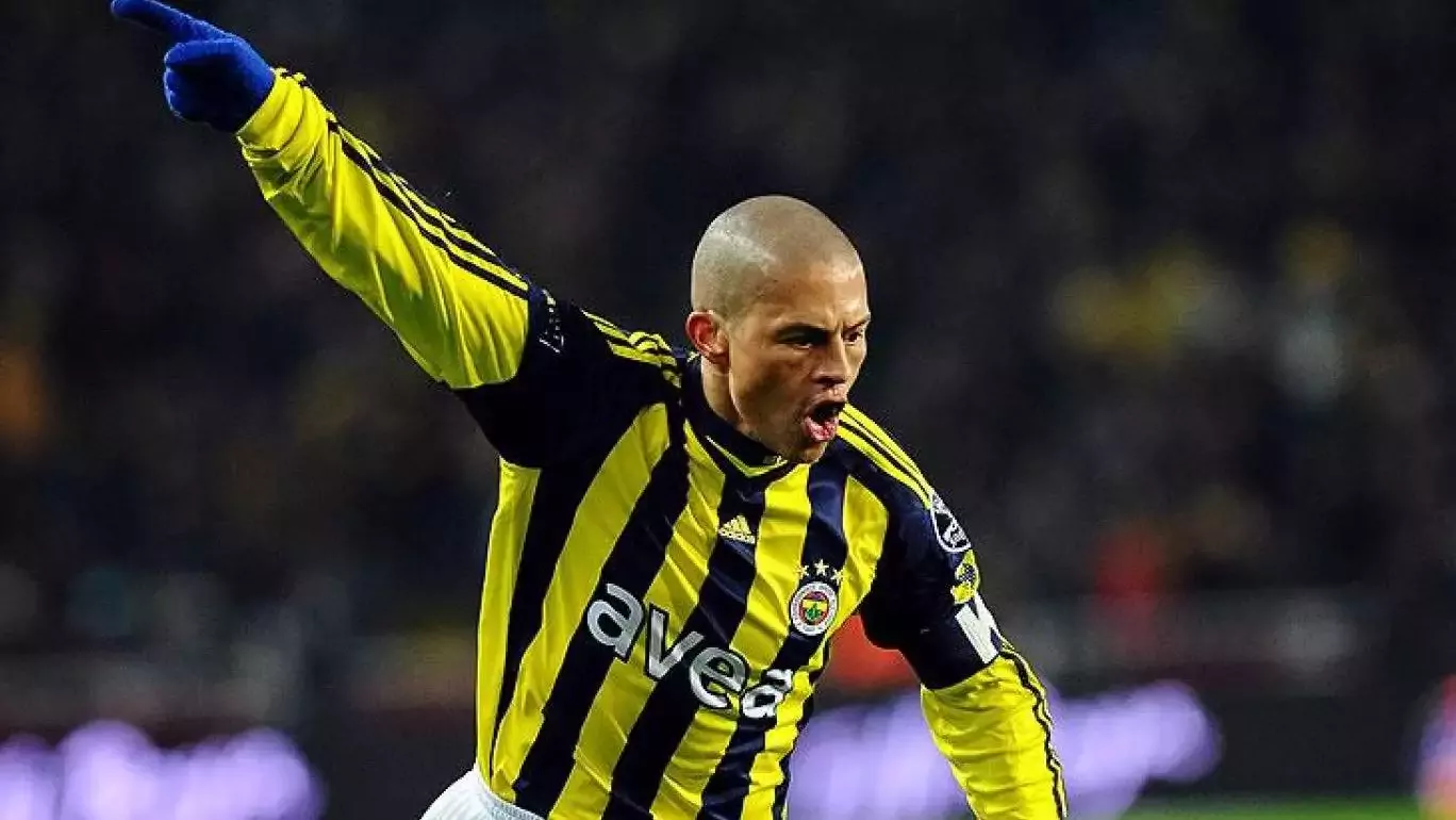 Fenerbahçe'nin efsane ismi Alex de Souza, 49 yaşında!