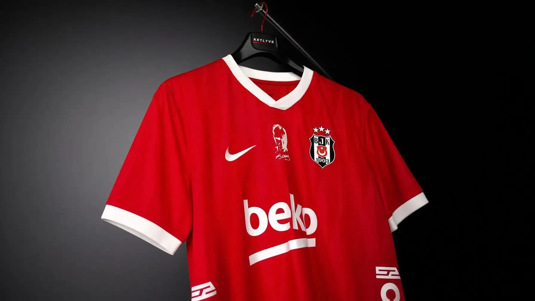 Beşiktaş, Cumhuriyet temalı dördüncü formasını tanıttı!