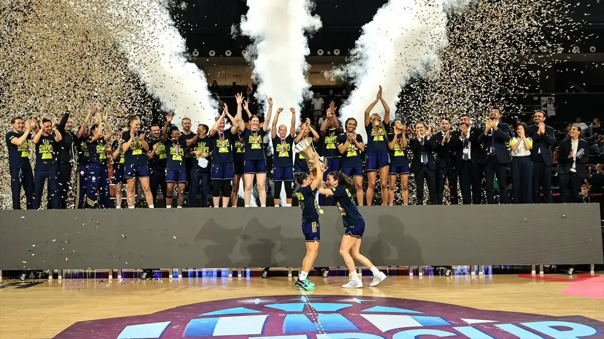 Fenerbahçe, Süper Kupa'yı kaldırdı!