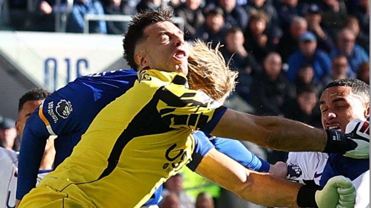 Premier Lig'de korkutan an: Chelsea kalecisi Martinez maçı sedyeyle bıraktı