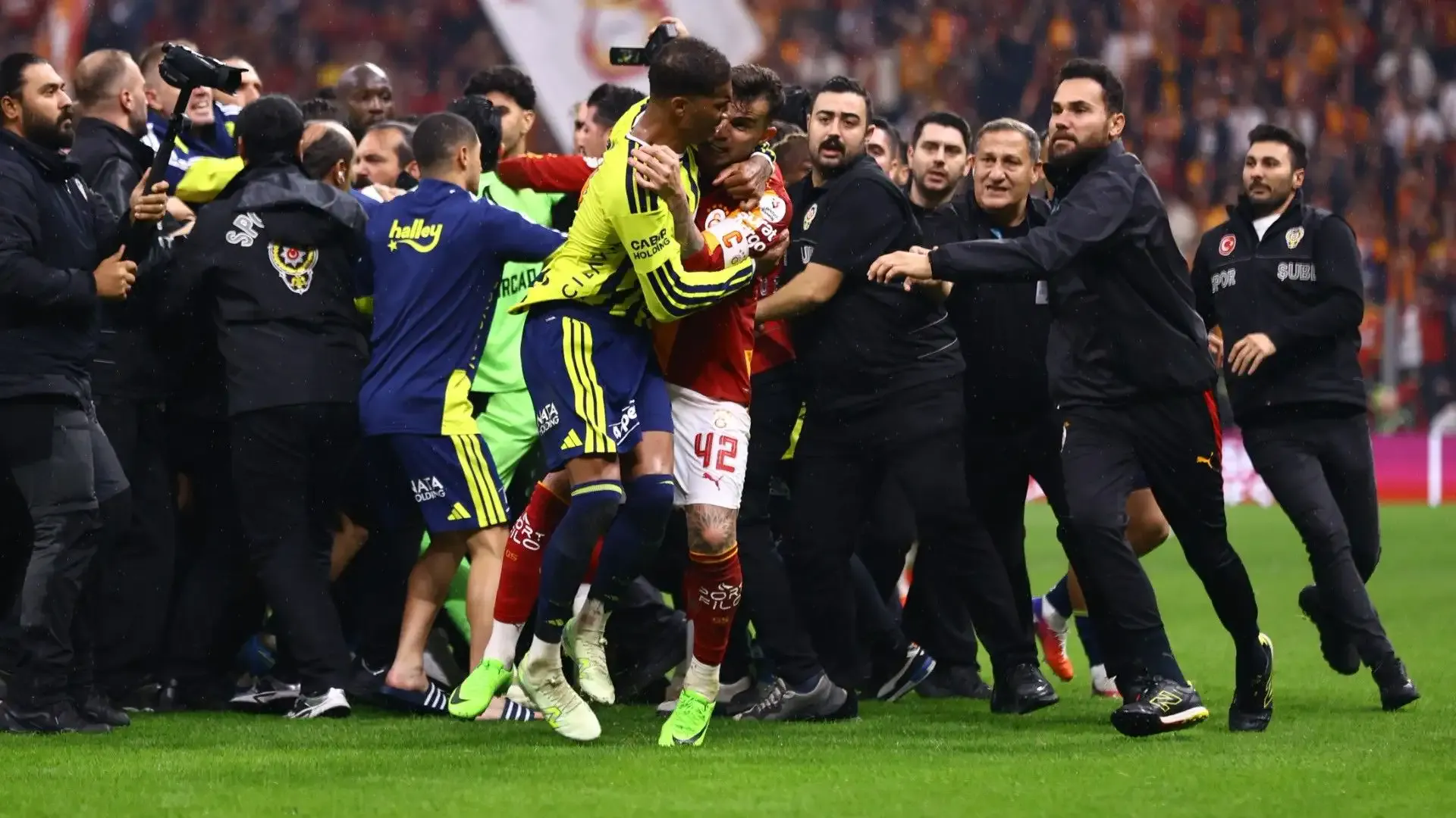 Archie Brown'dan Abdülkerim Bardakcı açıklaması: "Kadın gibi tırmalıyor!"