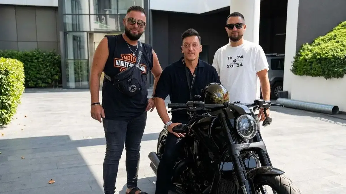 Mesut Özil en sevdiği motoru satışa çıkardı! Fiyatı dudak uçuklatıyor