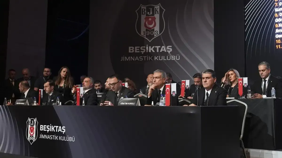 Beşiktaş'ta Serdal Adalı yönetimi ibra edildi